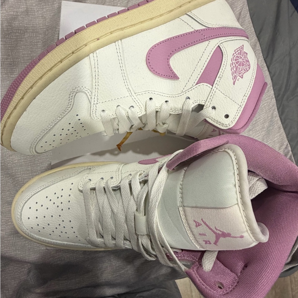 NEW Nike Jordan 1 Women's Cream and Pink High-Top Sneakers - Size 8 - Picture 2 of 6